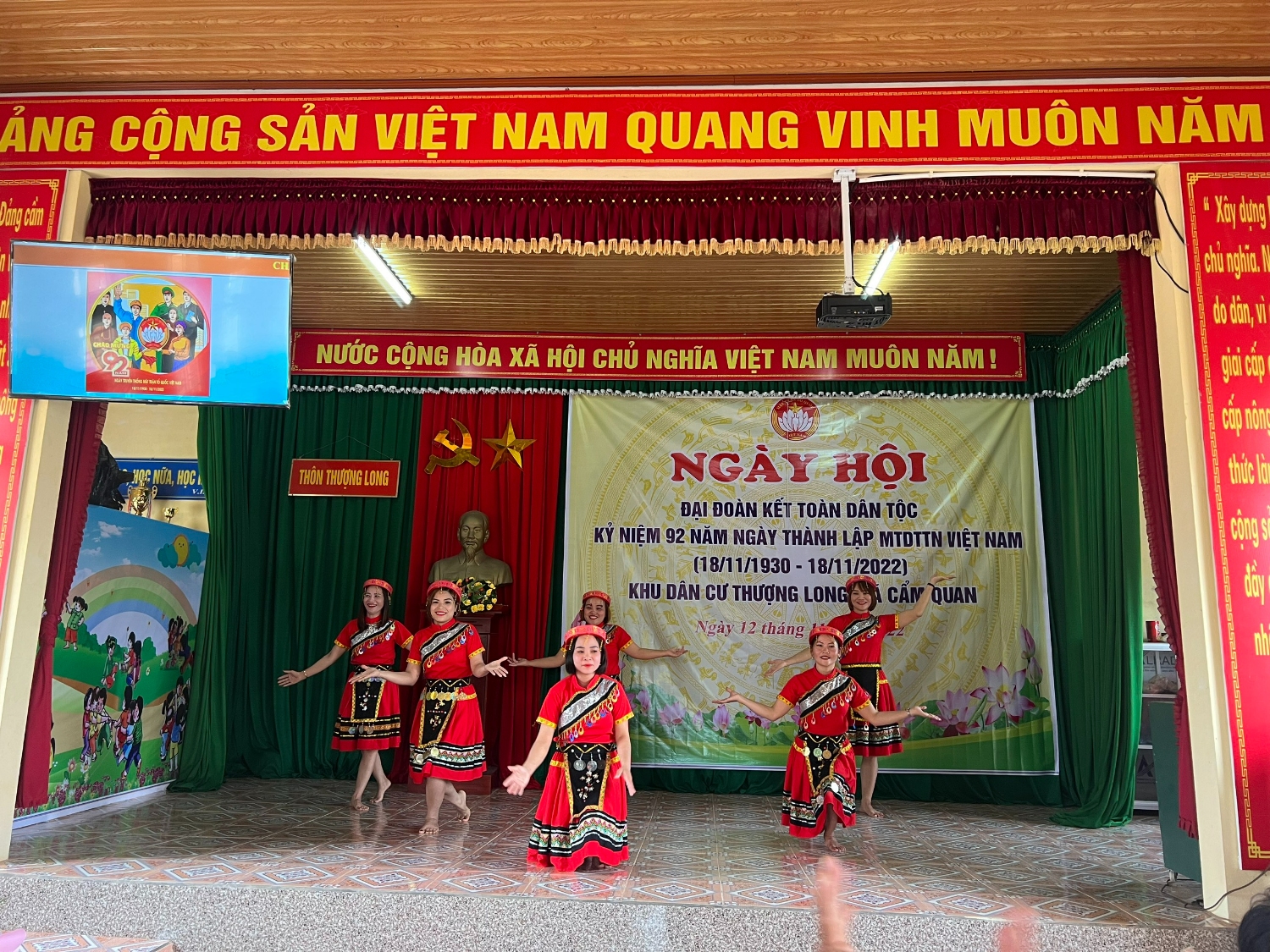 mua dân tộc